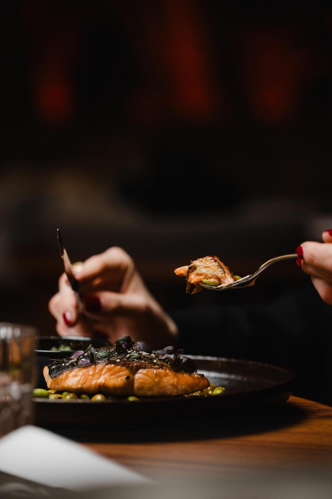 Hotel Sly Berlin Zewnętrze zdjęcie A woman eating with a knife and fork