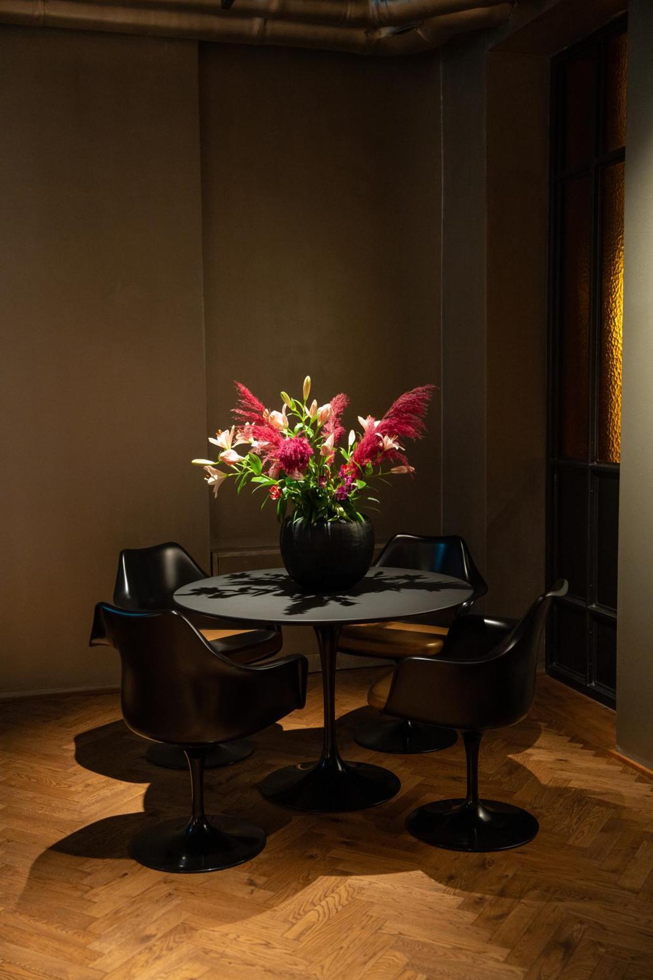 Hotel Sly Berlin Zewnętrze zdjęcie A table with a flower arrangement