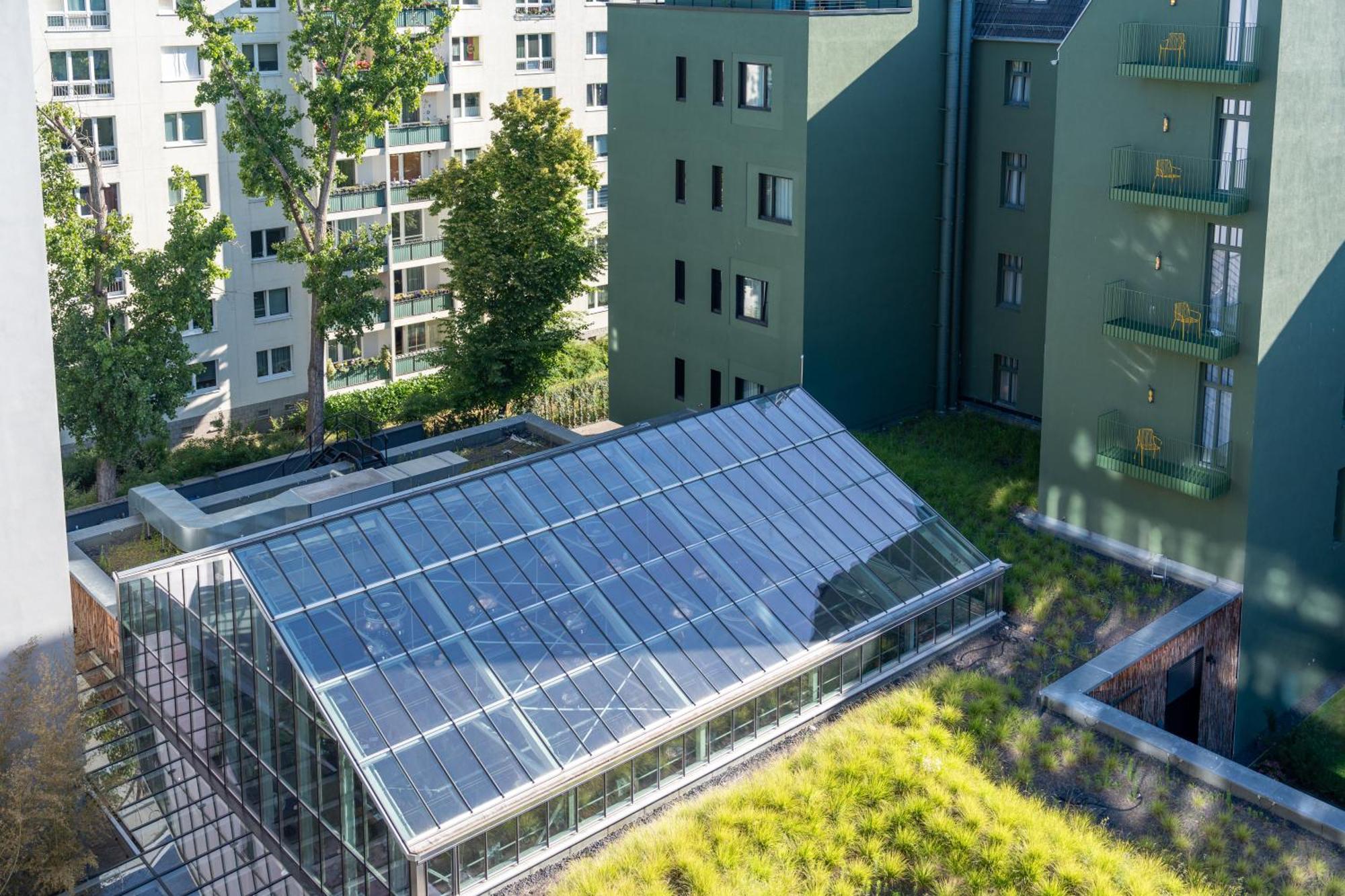 Hotel Sly Berlin Zewnętrze zdjęcie Solar collectors on a green roof
